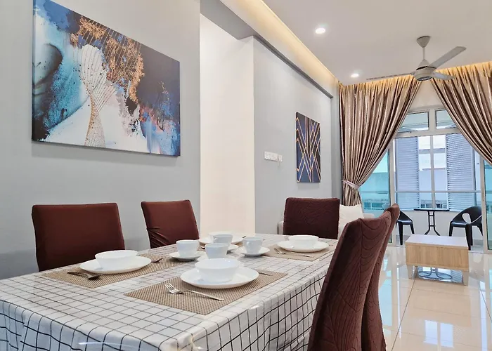 Walking Distance To Mount Austin - 6 Pax Newly Renovated