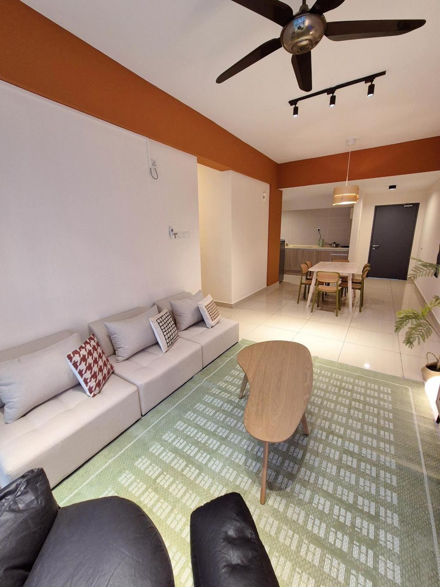 Walking Distance To Mount Austin - 6 Pax Newly Renovated Apartemen Johor Bahru