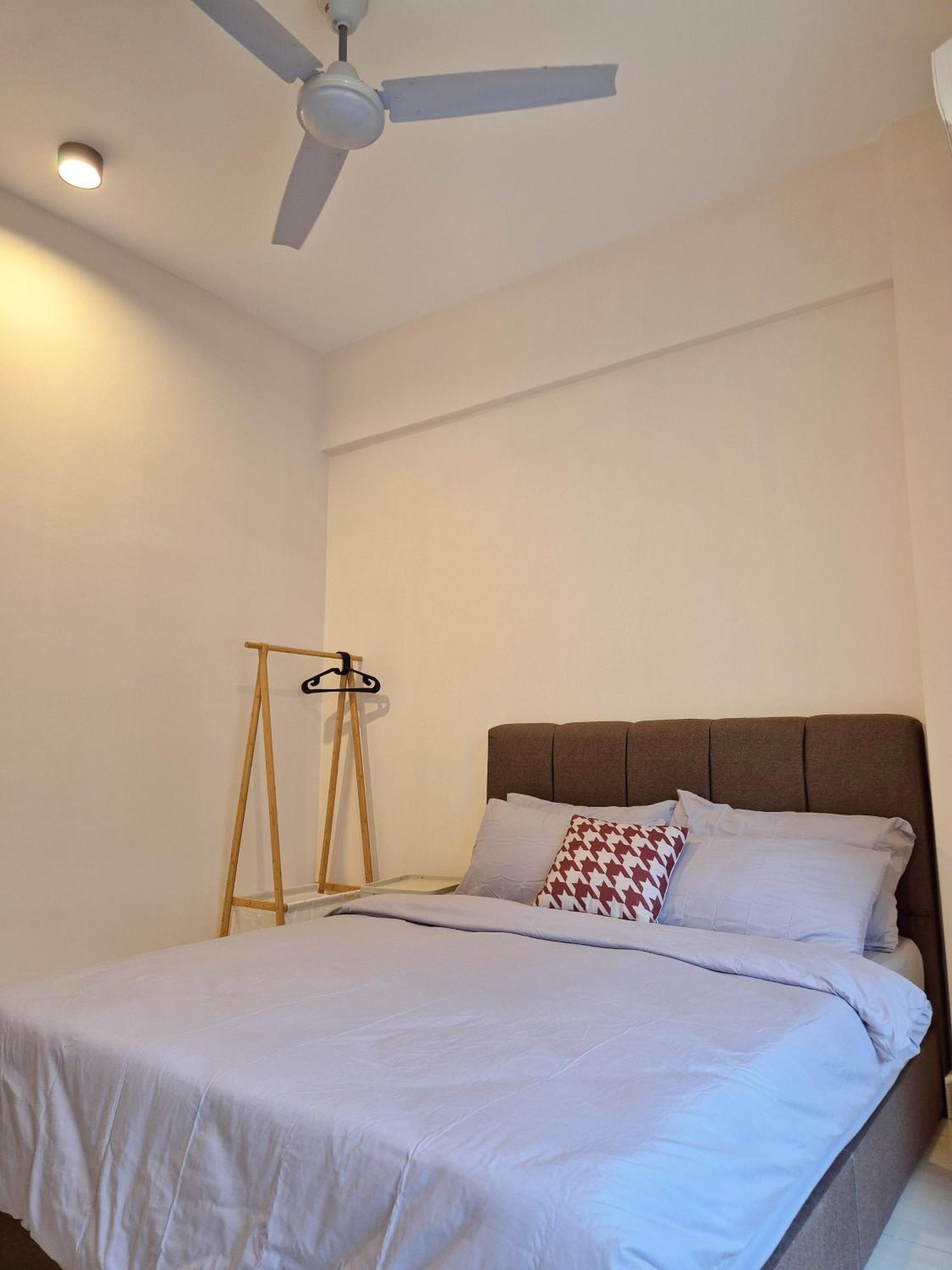 Walking Distance To Mount Austin - 6 Pax Newly Renovated Apartemen
