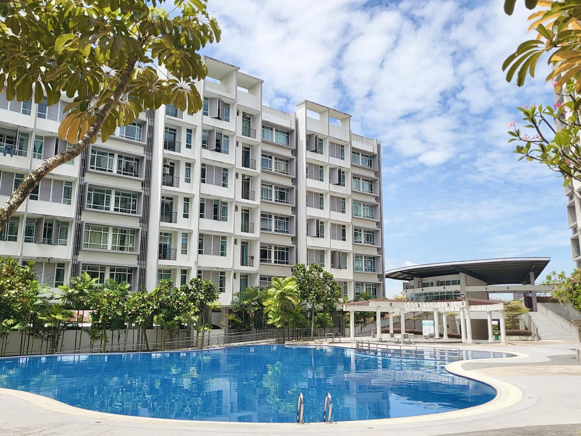 Walking Distance To Mount Austin - 6 Pax Newly Renovated Apartemen Johor Bahru