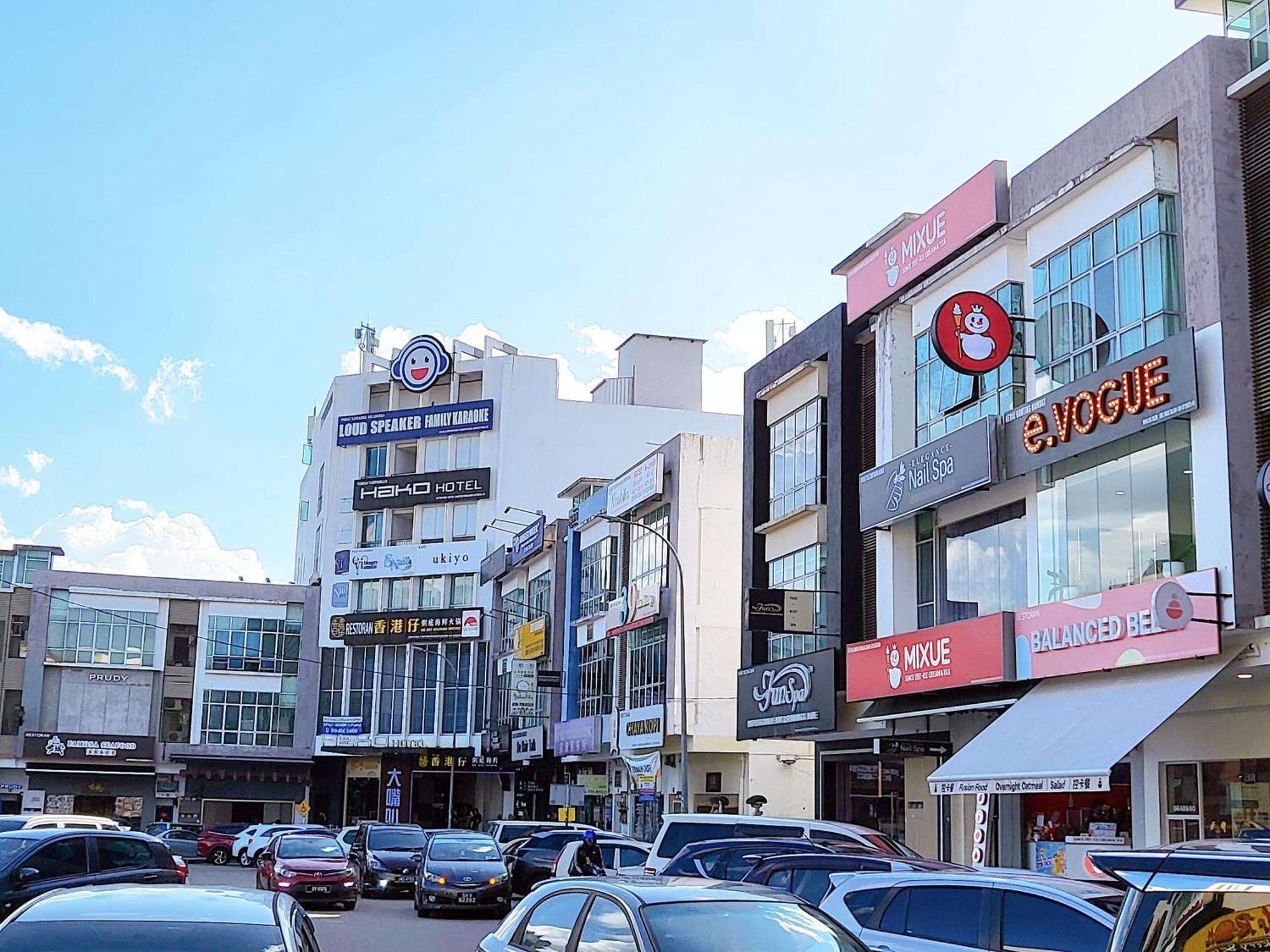 Walking Distance To Mount Austin - 6 Pax Newly Renovated * Johor Bahru
