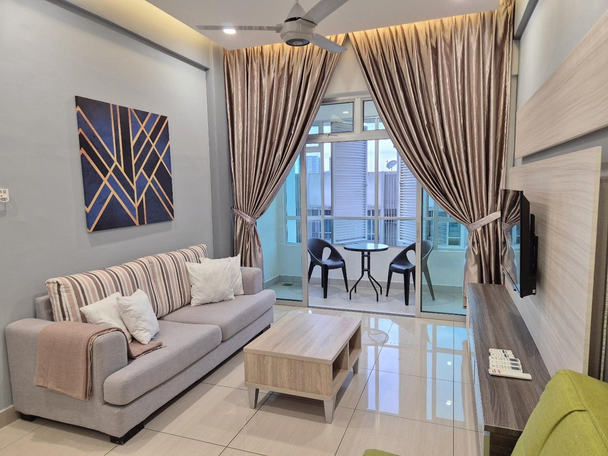 Walking Distance To Mount Austin - 6 Pax Newly Renovated Apartemen Johor Bahru