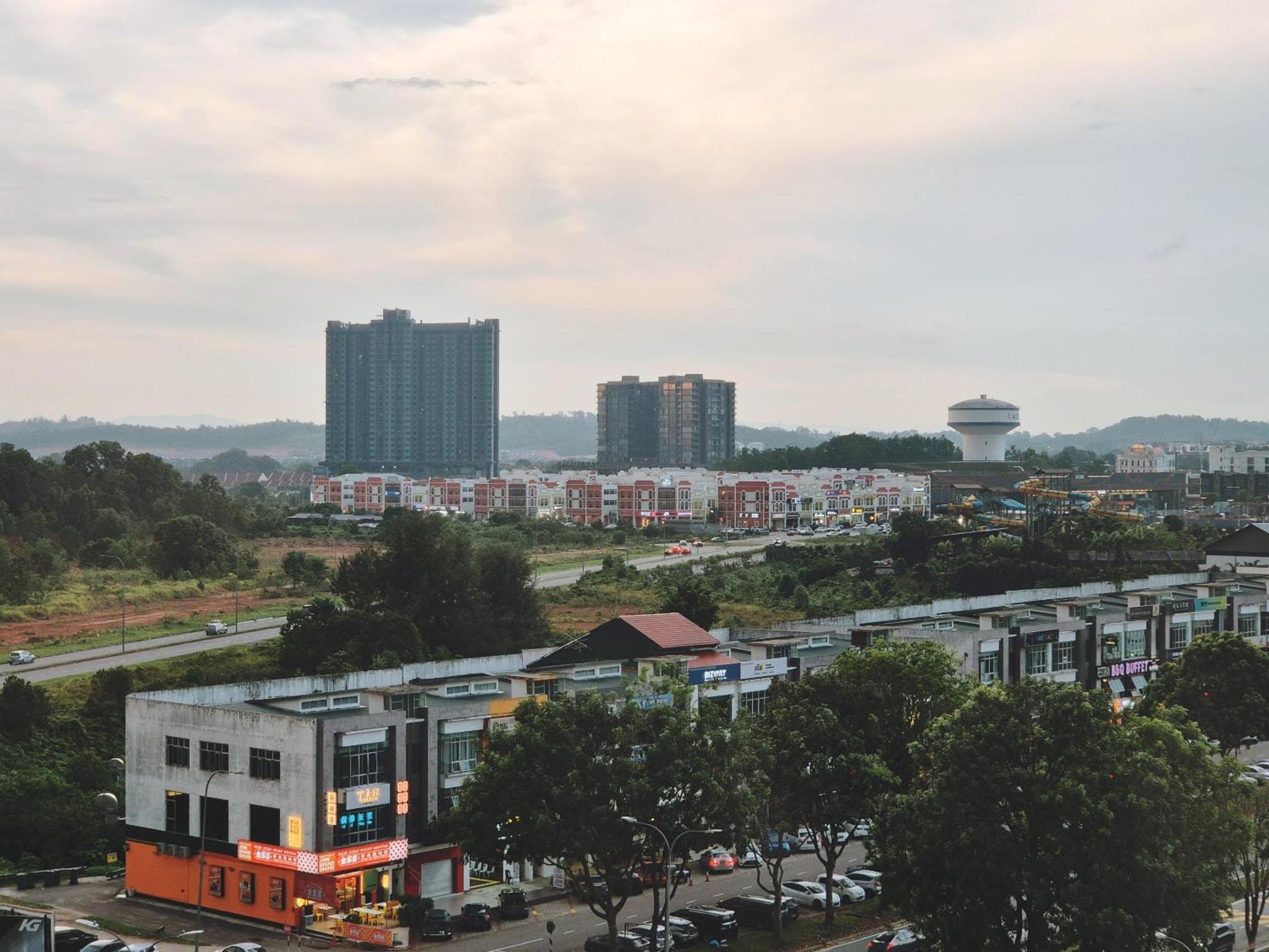 Apartemen Walking Distance To Mount Austin - 6 Pax Newly Renovated