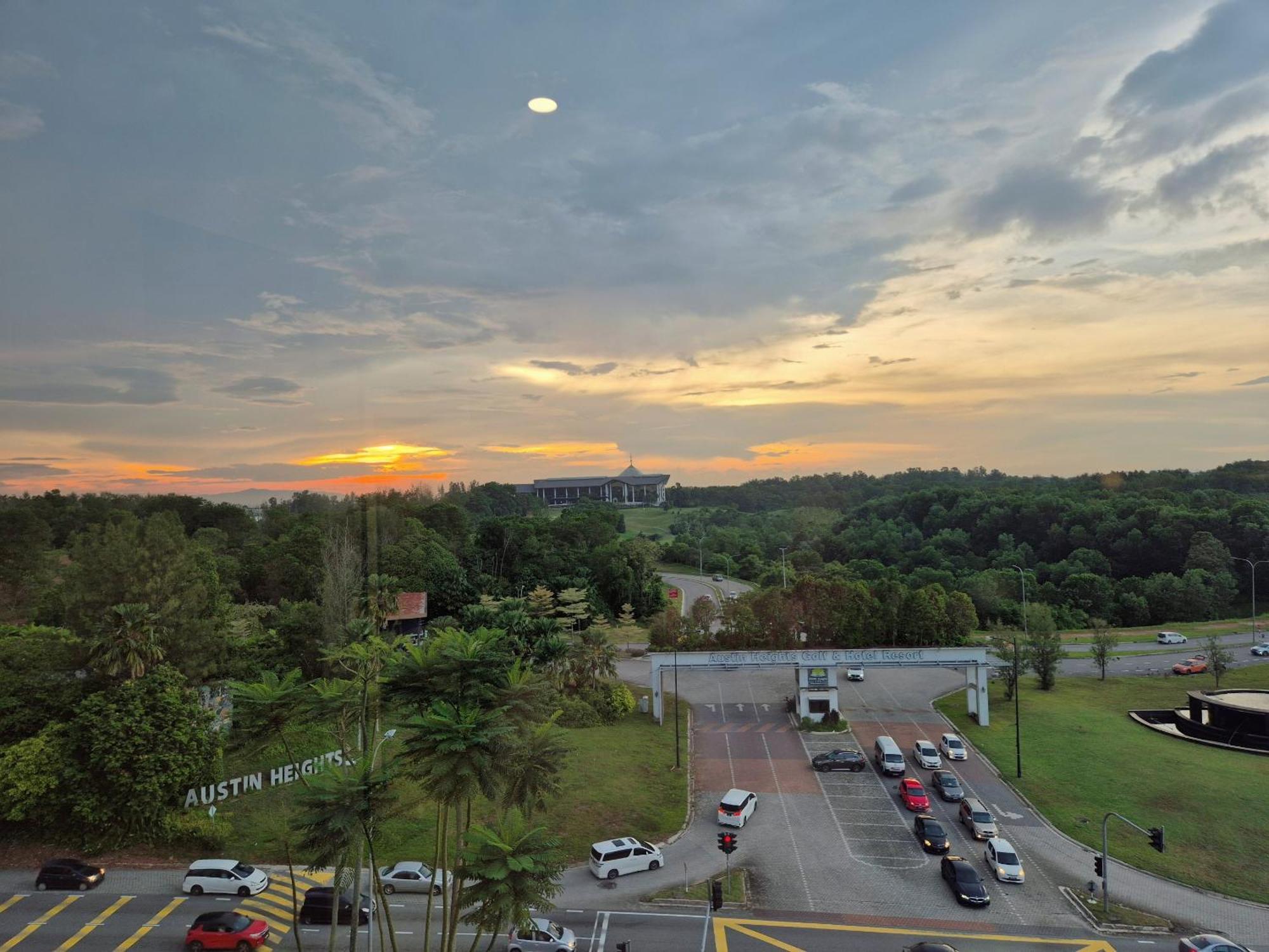 Walking Distance To Mount Austin - 6 Pax Newly Renovated Apartemen *