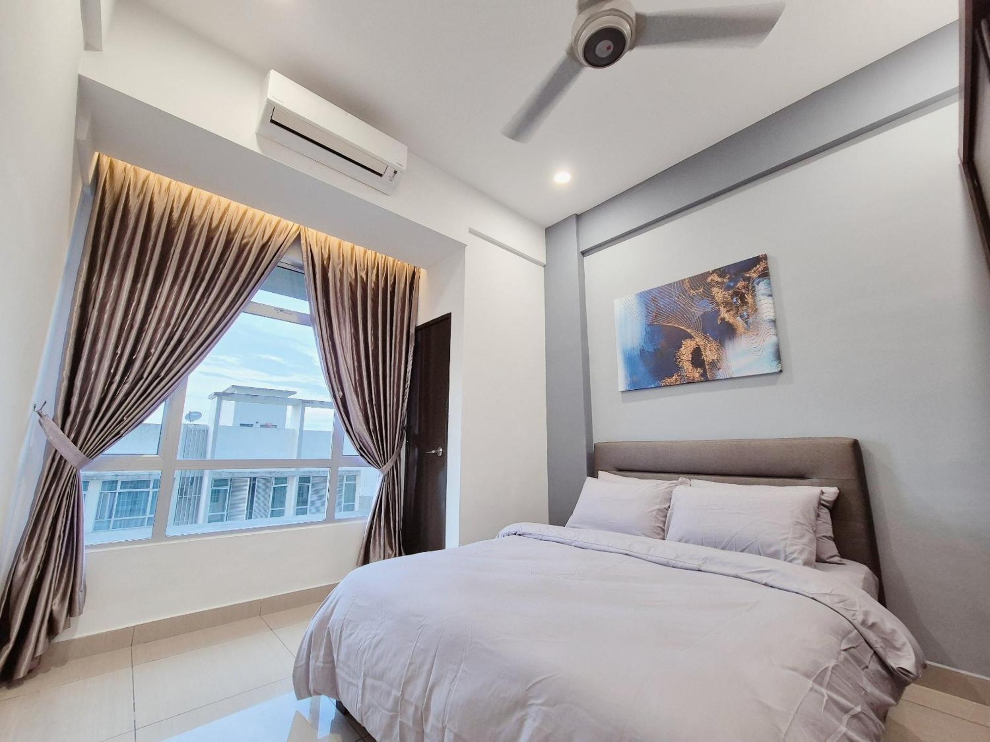Walking Distance To Mount Austin - 6 Pax Newly Renovated Apartemen