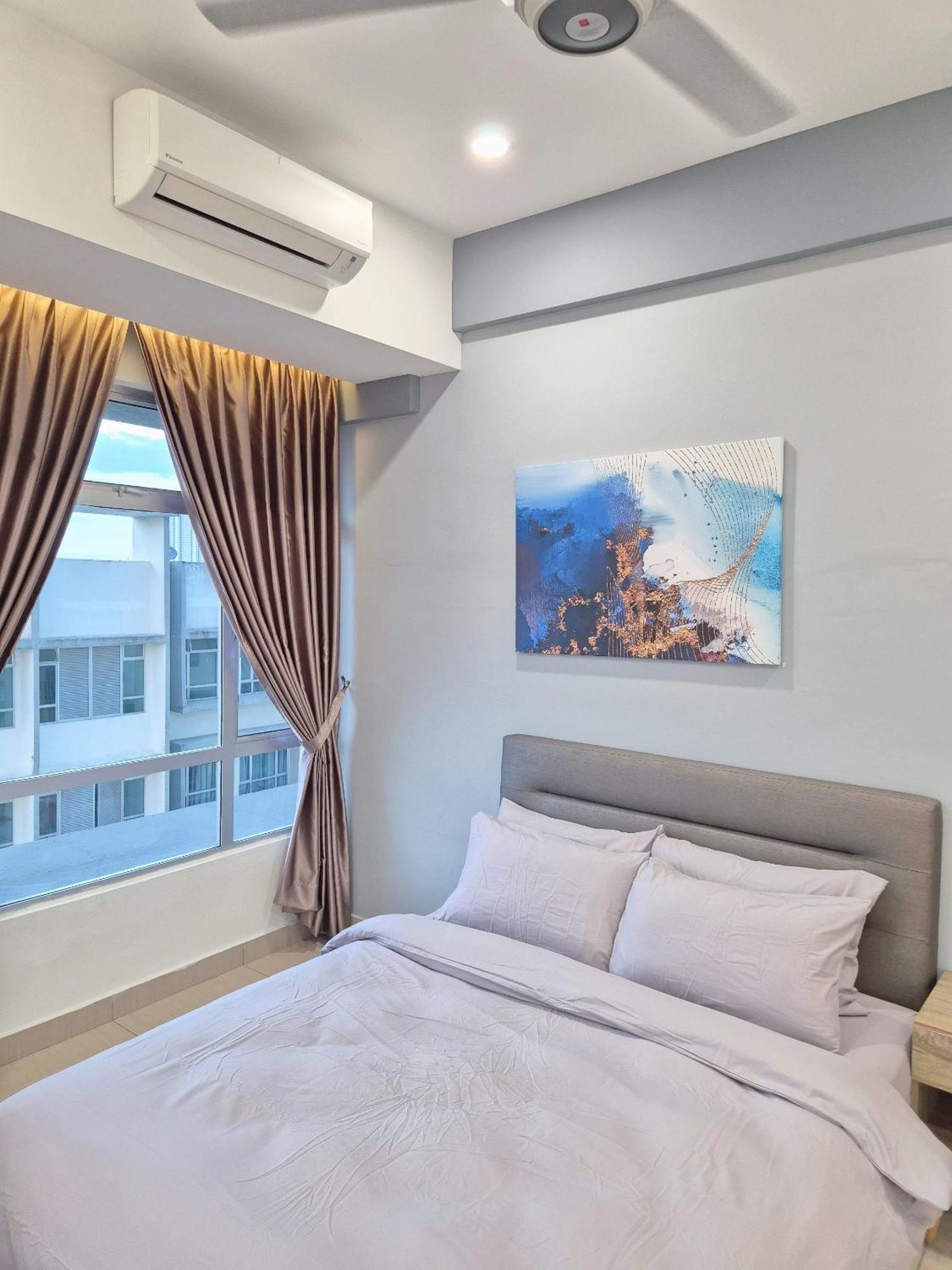 Walking Distance To Mount Austin - 6 Pax Newly Renovated Apartemen *