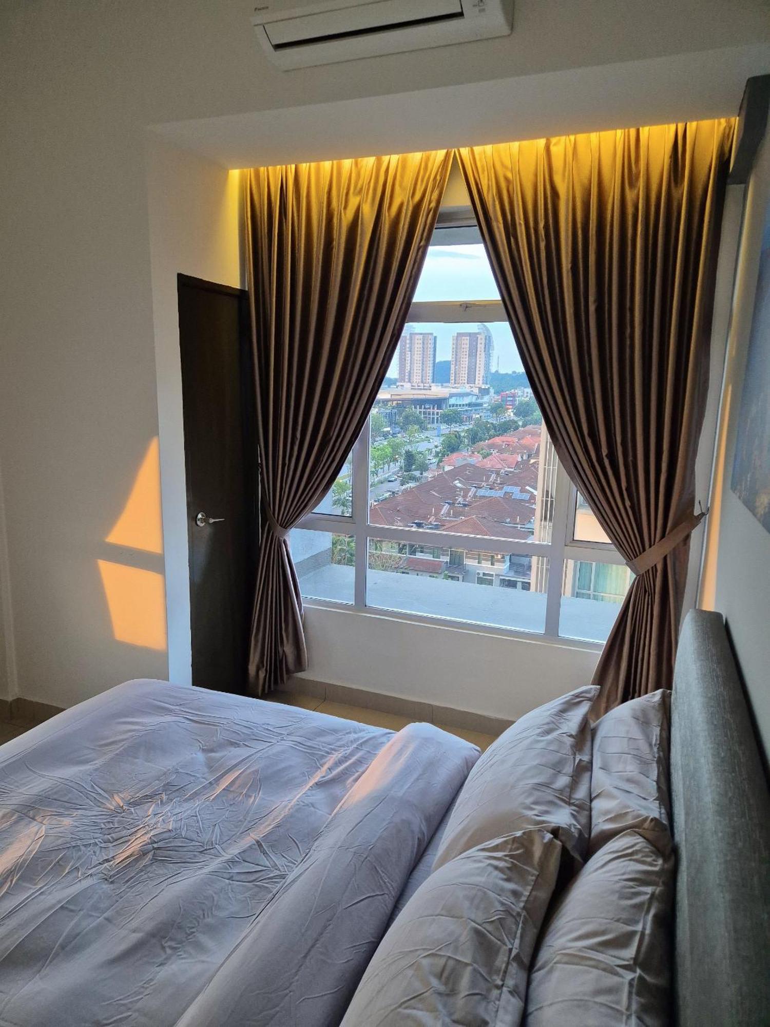 Walking Distance To Mount Austin - 6 Pax Newly Renovated