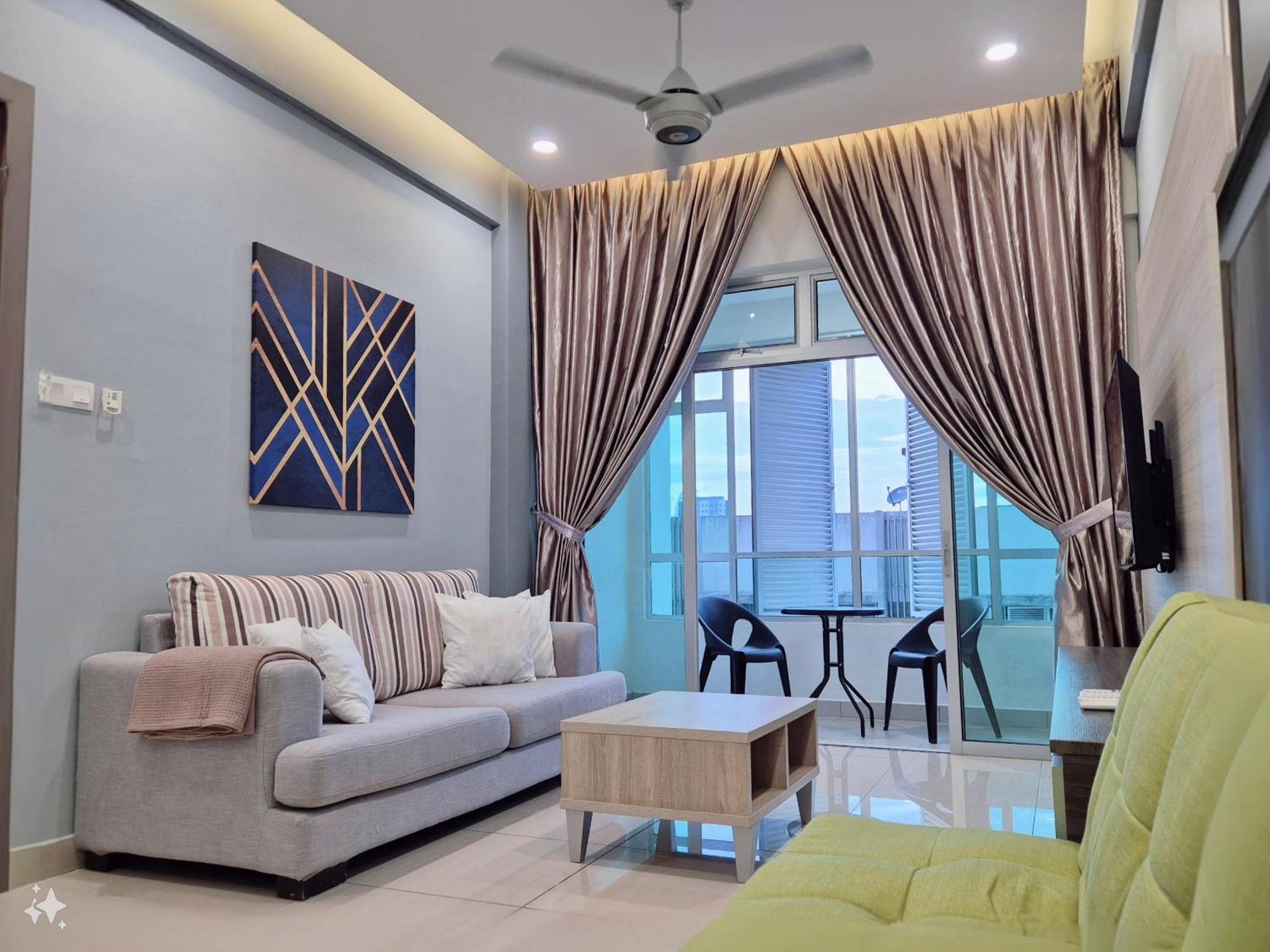 Walking Distance To Mount Austin - 6 Pax Newly Renovated Apartemen *