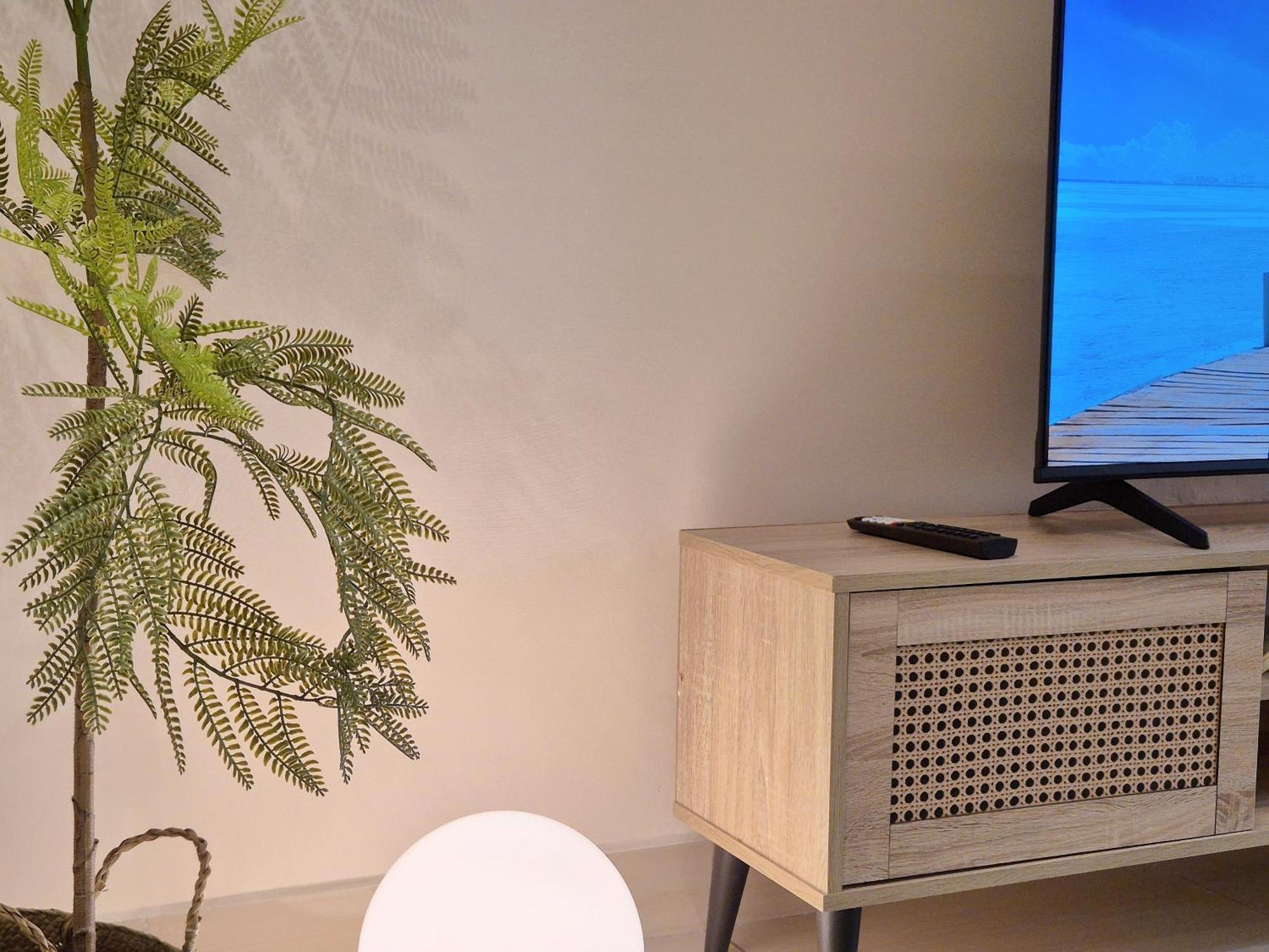 Walking Distance To Mount Austin - 6 Pax Newly Renovated Apartment