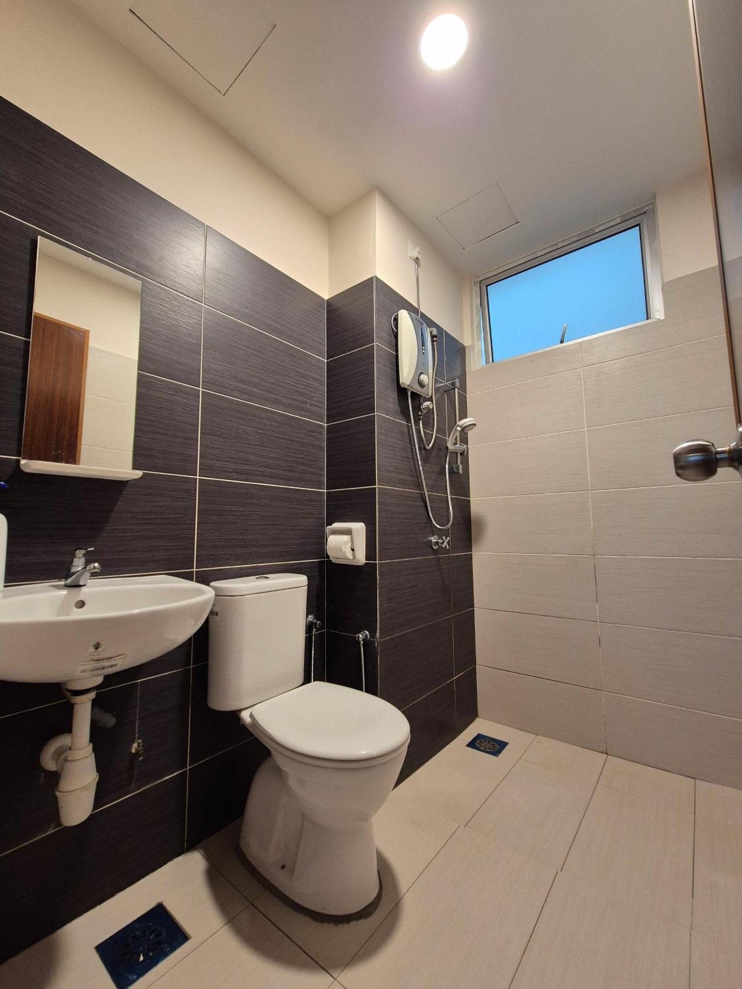 Apartment Walking Distance To Mount Austin - 6 Pax Newly Renovated