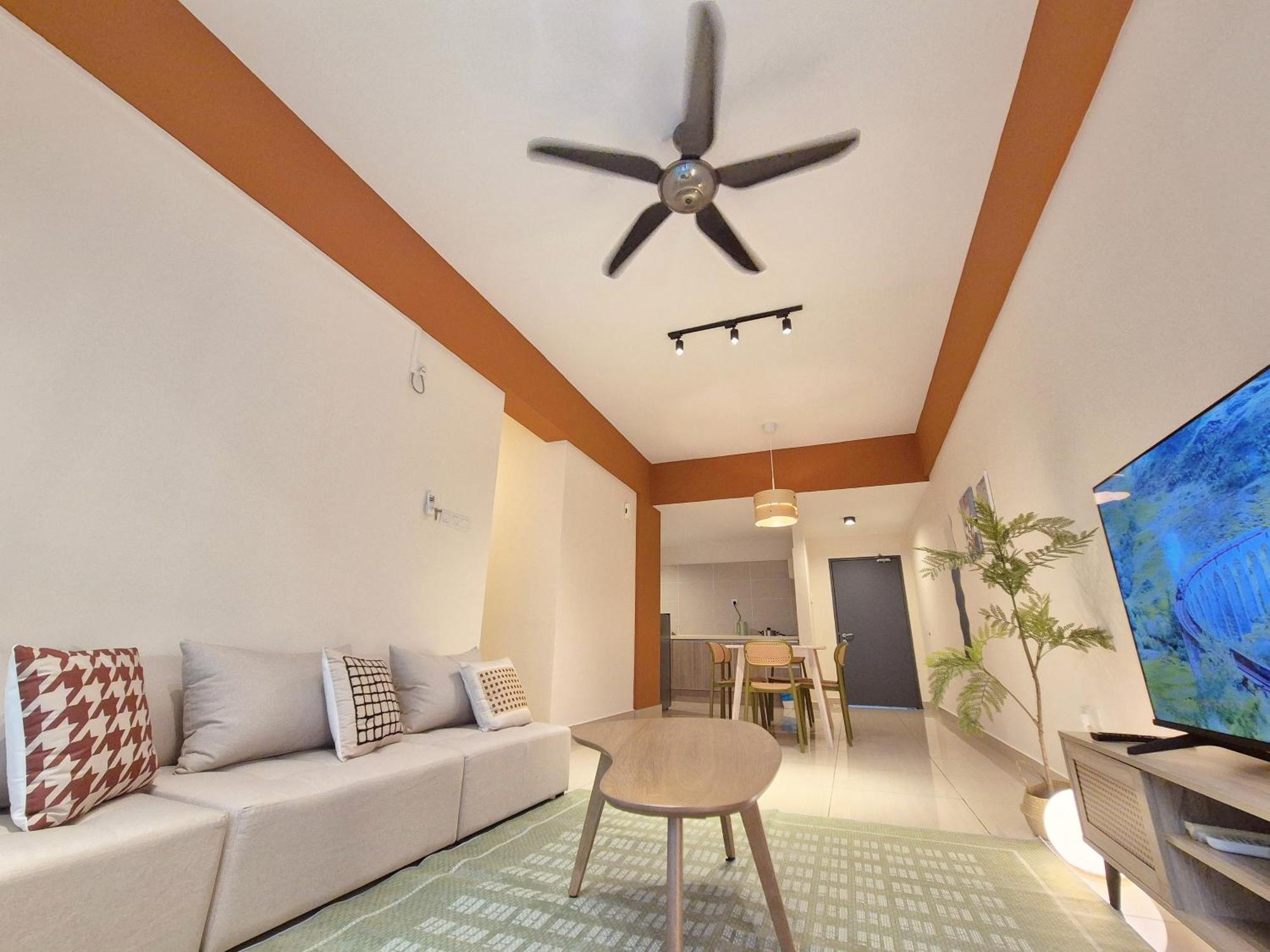 Walking Distance To Mount Austin - 6 Pax Newly Renovated Apartment *
