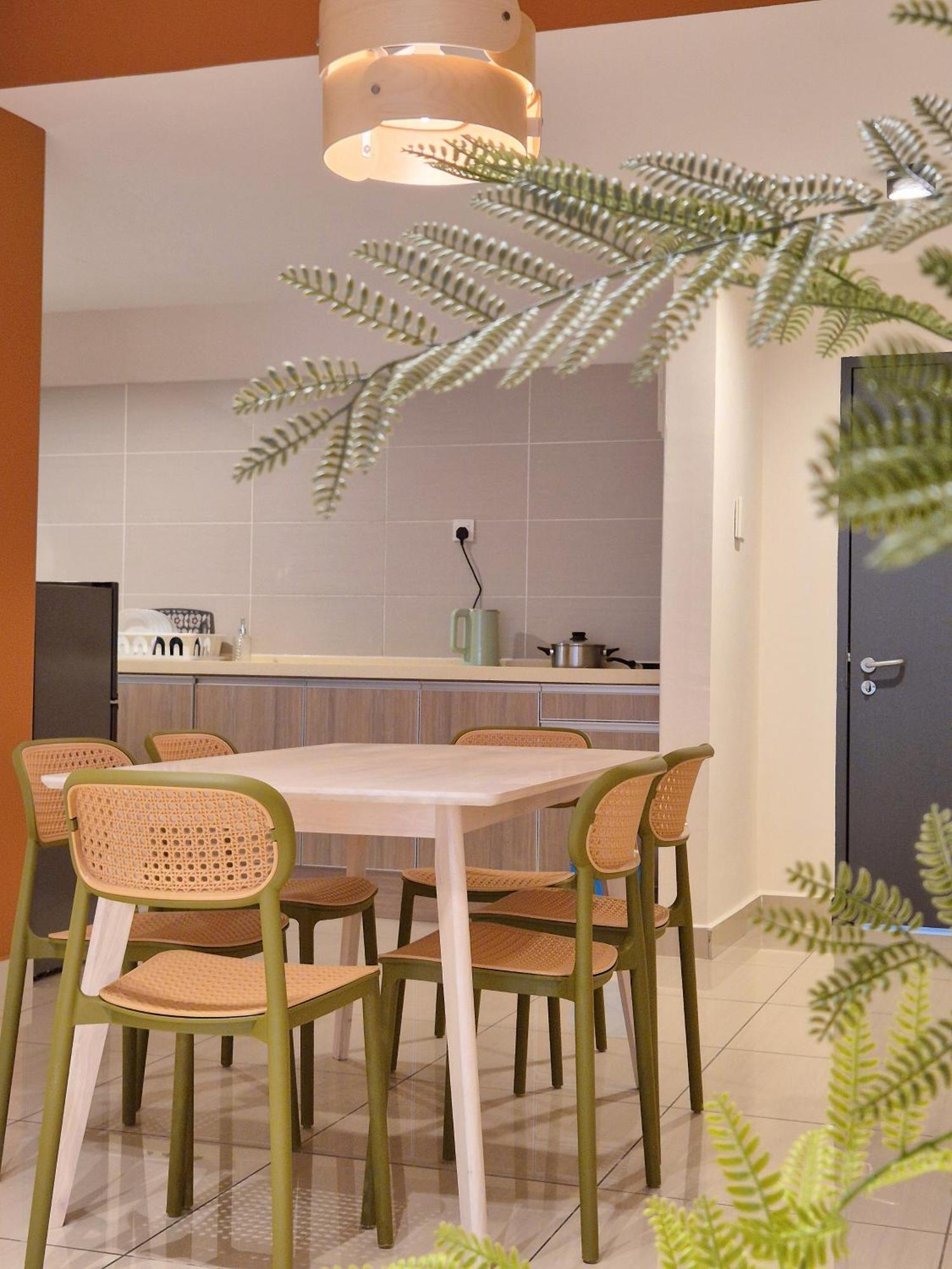 Apartment Walking Distance To Mount Austin - 6 Pax Newly Renovated