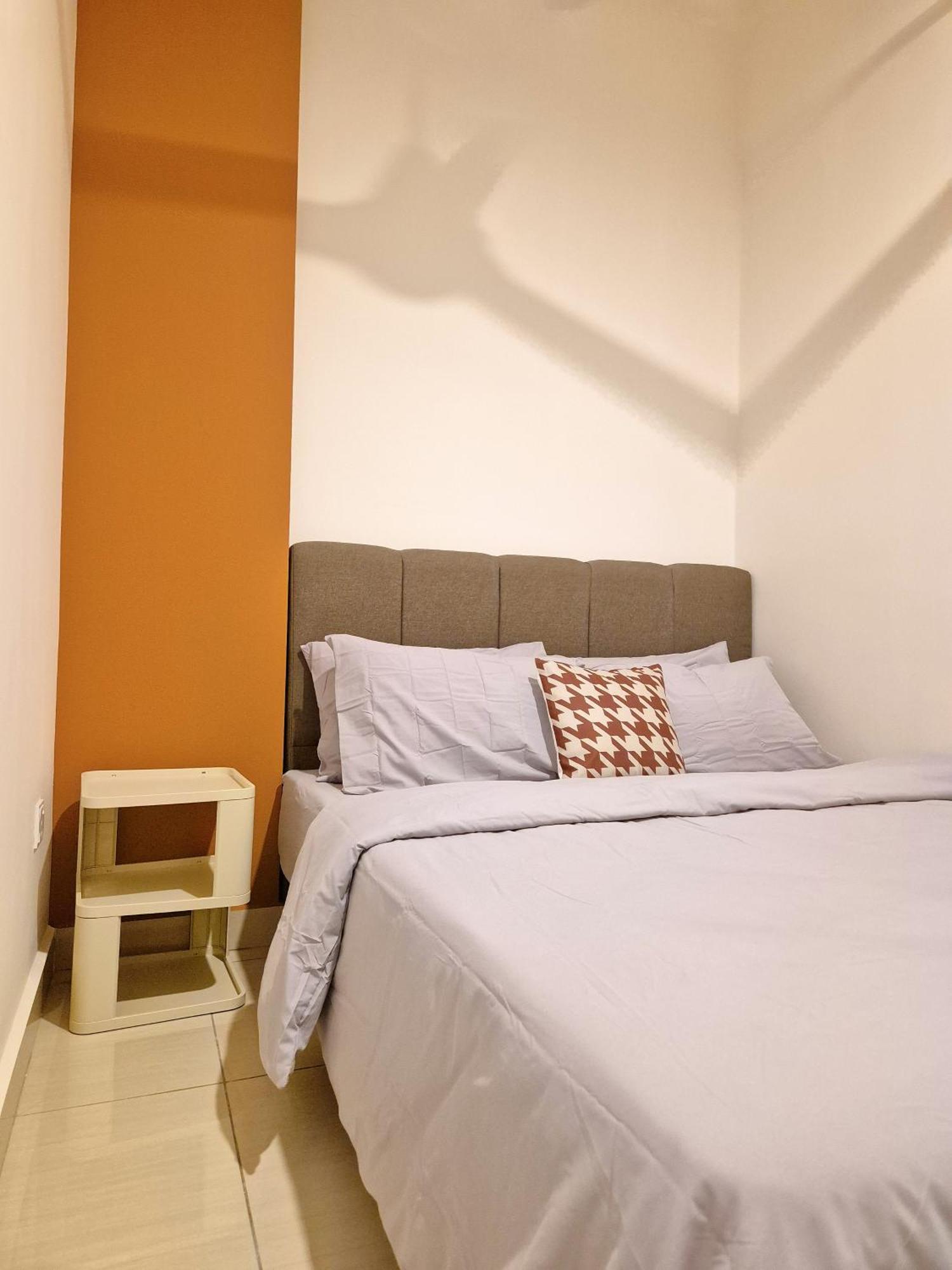 Walking Distance To Mount Austin - 6 Pax Newly Renovated Apartment *
