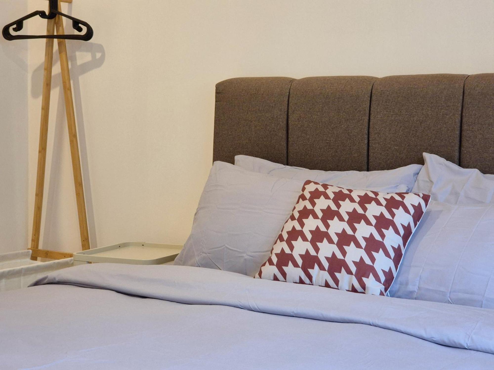 Walking Distance To Mount Austin - 6 Pax Newly Renovated Apartment