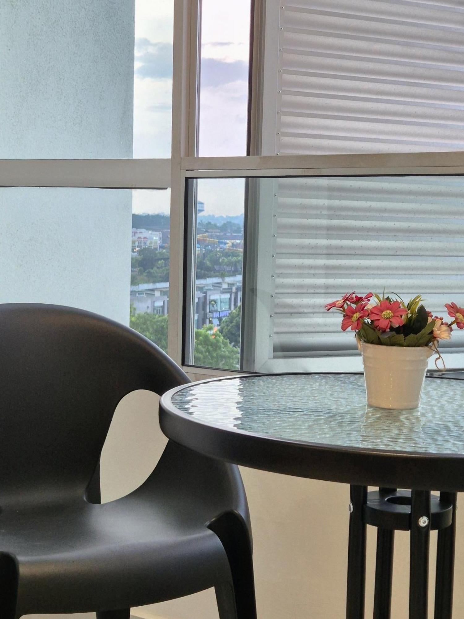 Walking Distance To Mount Austin - 6 Pax Newly Renovated