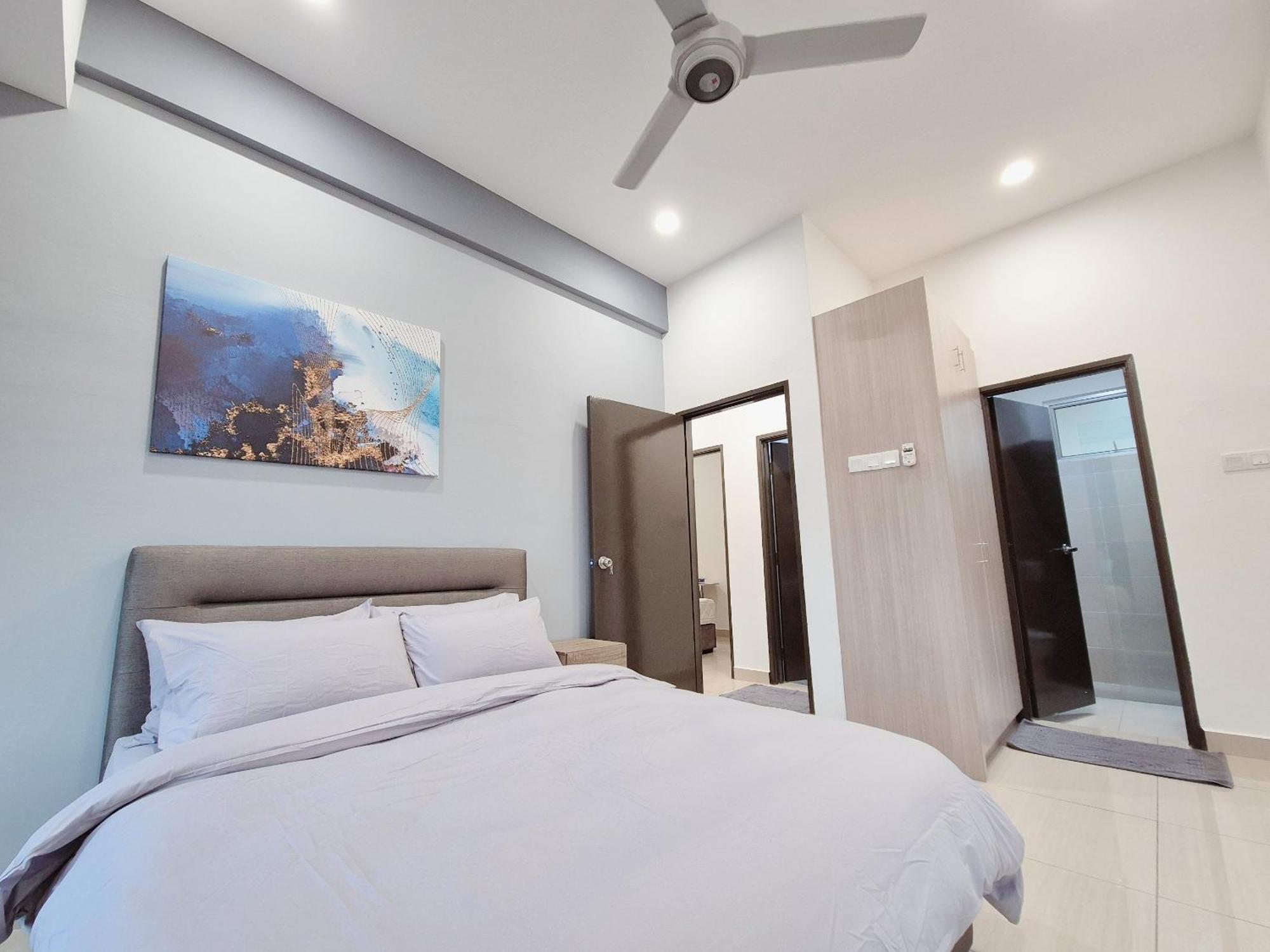 Apartment Walking Distance To Mount Austin - 6 Pax Newly Renovated